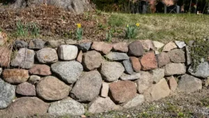 Natursteinweg im Garten – Planung, Unterbau und Gestaltung eines langlebigen Gartenwegs aus Naturstein
