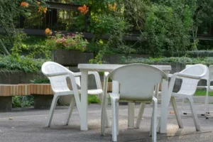 Pflege für Kunststoff-Gartenmöbel – So werden Kunststoffmöbel sauber und vor Witterung geschützt